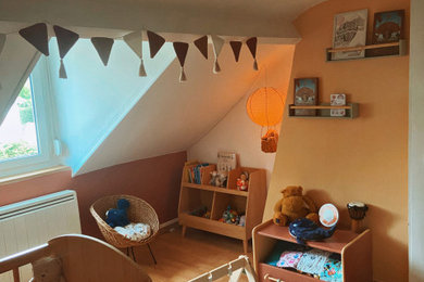 Idées déco pour une chambre de bébé exotique.