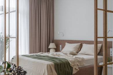 他の地域にあるコンテンポラリースタイルのおしゃれな主寝室 (ラミネートの床、間仕切りカーテン) のレイアウト