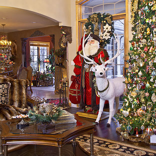 Foto de salón para visitas mediterráneo, grande, con paredes beige, suelo de madera oscura, chimenea tradicional, marco de chimenea de piedra y pared multimedia