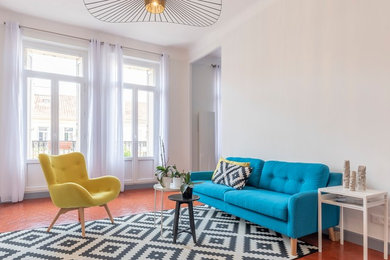 Inspiration pour un grand salon nordique fermé avec un mur blanc, un sol orange et tomettes au sol.