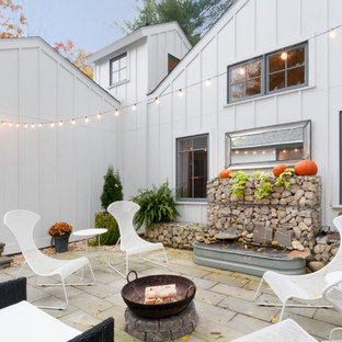 コロンバスのカントリー風おしゃれな中庭のテラス (ファイヤーピット、日よけなし) の写真