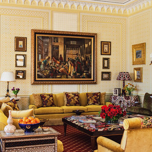 Modelo de salón para visitas mediterráneo, extra grande, con paredes amarillas y moqueta