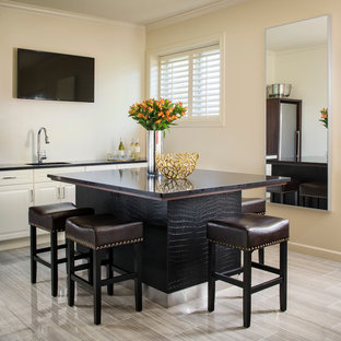 Imagen de sótano con ventanas actual, grande, sin chimenea, con paredes beige, suelo de baldosas de porcelana y suelo beige