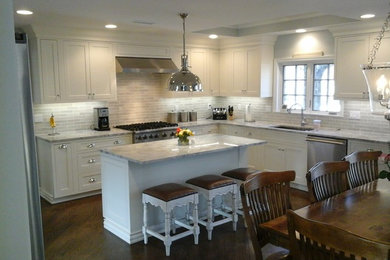 Kitchen - traditional kitchen idea in New York