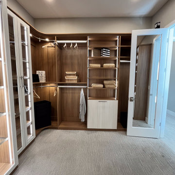 Small, But Luxurious Modern Closet