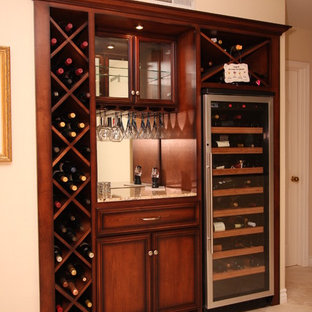 オレンジカウンティの小さいトランジショナルスタイルのおしゃれなホームバー (トラバーチンの床) の写真