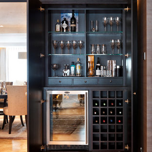 ロンドンのコンテンポラリースタイルのおしゃれなホームバーの写真