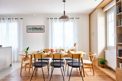 Idées déco pour une rideau de salle à manger contemporaine avec un sol en bois brun.