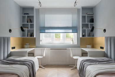 Diseño de dormitorio infantil nórdico pequeño con escritorio, paredes grises, suelo de madera en tonos medios y suelo beige