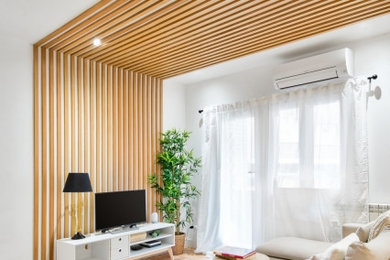 Ejemplo de salón blanco y madera nórdico de obra con paredes blancas, madera y panelado