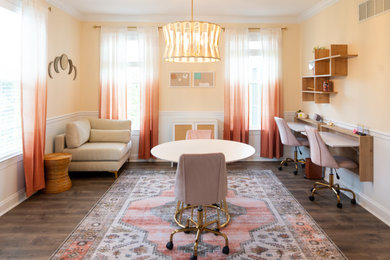 Foto de sala de manualidades minimalista de tamaño medio con suelo vinílico, escritorio empotrado y suelo gris