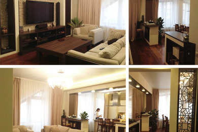 Идея дизайна: открытая гостиная комната среднего размера в современном стиле с музыкальной комнатой, бежевыми стенами, паркетным полом среднего тона, телевизором на стене, коричневым полом и многоуровневым потолком