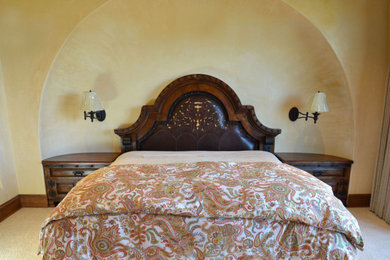 サンタバーバラにある広いラスティックスタイルのおしゃれな客用寝室 (黄色い壁、カーペット敷き、ベージュの床)
