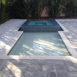Idéer för små funkis rektangulär pooler på baksidan av huset, med marksten i tegel