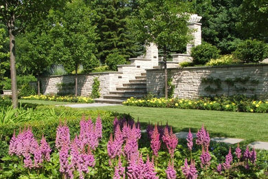 Design ideas for a traditional landscaping in Chicago.