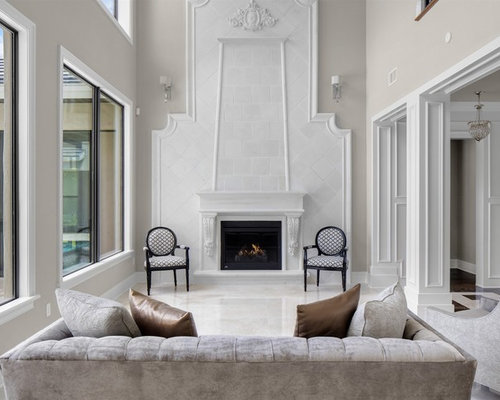 Wohnzimmer mit Kaminsims aus Holz und Marmorboden - Ideen, Design