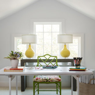 Inspiration för ett mellanstort eklektiskt hemmastudio, med vita väggar, heltäckningsmatta, ett fristående skrivbord och vitt golv