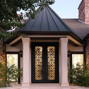 Idéer för ett klassiskt vitt hus, med två våningar, tegel, sadeltak och tak i shingel