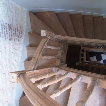 Dans l'escalier, briques et pierres