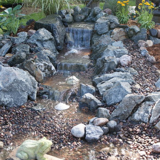 Idée de décoration pour un jardin à la française arrière tradition de taille moyenne et l'automne avec un bassin, des pavés en pierre naturelle et une exposition ombragée.