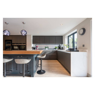 Modern Classic Kitchen, Bar, & Utility in St Albans - Modern - Kitchen ...