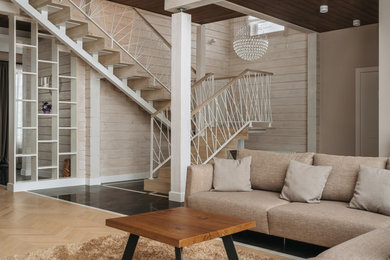 Стильный дизайн: п-образная деревянная лестница в скандинавском стиле с деревянными ступенями, металлическими перилами и стенами из вагонки - последний тренд