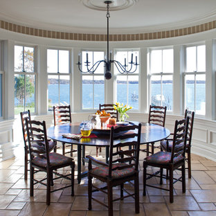 Свежая идея для дизайна: большая гостиная-столовая в классическом стиле с разноцветными стенами и полом из керамической плитки без камина - отличное фото интерьера