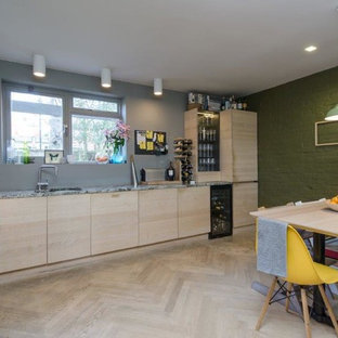 cuisine avec une crédence en brique et un plan de travail