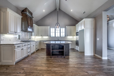 Kitchen - traditional kitchen idea in Austin