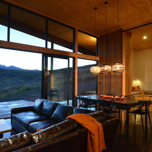 Offenes, Mittelgroßes Modernes Esszimmer ohne Kamin mit metallicfarbenen Wänden und Betonboden in Seattle