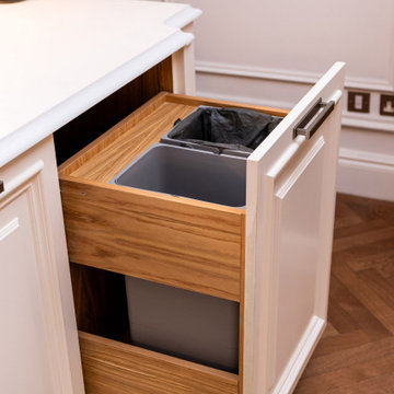Traditional Lay-On Panelled with Large Mouldings Shaker Kitchen