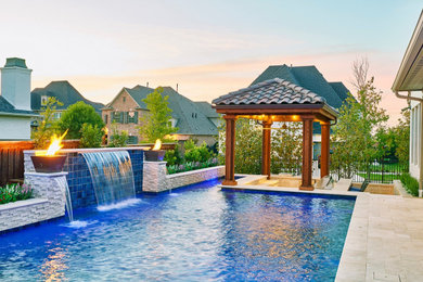 Moderner Pool in individueller Form mit Natursteinplatten in Dallas