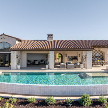 Seamless Indoor-Outdoor Living: A Home Designed for Entertaining and Privacy