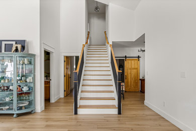 Modelo de escalera recta minimalista de tamaño medio con escalones de madera, contrahuellas de madera y barandilla de madera
