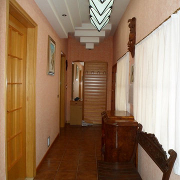 Ingresso corridoio lungo. Arredo d'interni.