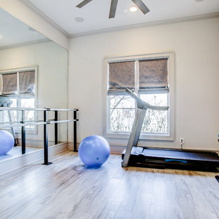 オースティンの中サイズのトランジショナルスタイルのおしゃれなトレーニングルーム (ベージュの壁、ラミネートの床、茶色い床) の写真