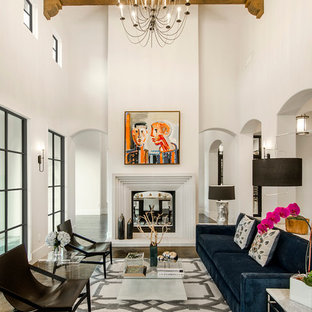 Imagen de salón para visitas mediterráneo con paredes blancas, suelo de madera oscura y chimenea de doble cara