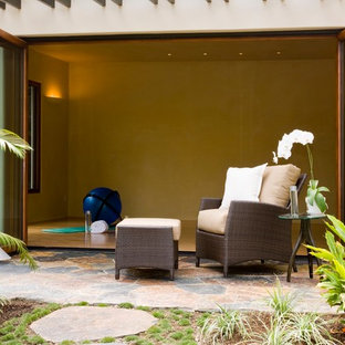 サンタバーバラの中サイズのトロピカルスタイルのおしゃれなヨガスタジオ (ベージュの壁、淡色無垢フローリング、ベージュの床) の写真