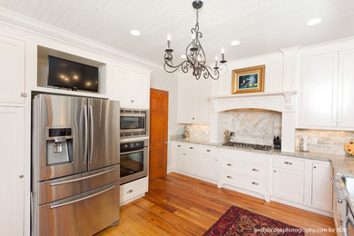 Example of a classic kitchen design in Atlanta