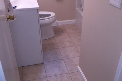 Kleines Modernes Badezimmer mit weißen Schränken, Duschbadewanne, Duschvorhang-Duschabtrennung und weißer Waschtischplatte in Boston