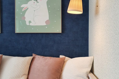 Idée de décoration pour une grande chambre d'enfant de 4 à 10 ans avec un mur bleu, sol en stratifié, un sol beige, un plafond décaissé et du papier peint.