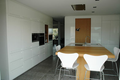 Inspiration for a contemporary kitchen in Marseille.