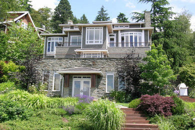 Example of a mid-sized classic deck design in Seattle