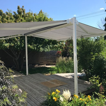 Free standing, dual-retracting awning