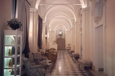 Immagine di un grande ingresso o corridoio classico con pareti beige, pavimento in marmo, pavimento bianco e soffitto a volta