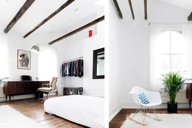 Diseño de dormitorio principal contemporáneo pequeño sin chimenea con paredes blancas y suelo de madera en tonos medios