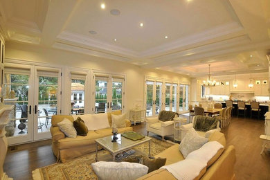 Living room photo in Toronto