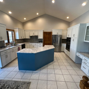 Beautiful Transitional Kitchen Remodel Done in a Two-Tone Color