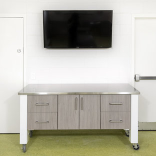 Große Moderne Küche in U-Form mit Vorratsschrank, Triple-Waschtisch, flächenbündigen Schrankfronten, weißen Schränken, Quarzwerkstein-Arbeitsplatte, Küchenrückwand in Weiß, Rückwand aus Stein, Küchengeräten aus Edelstahl und zwei Kücheninseln in Toronto