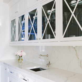 Inspiration pour une arrière-cuisine linéaire traditionnelle avec un évier posé, un placard à porte affleurante, des portes de placard blanches, un plan de travail en carrelage, une crédence blanche, une crédence en carreau de porcelaine, un sol en bois foncé, aucun îlot, un sol marron et un plan de travail blanc.